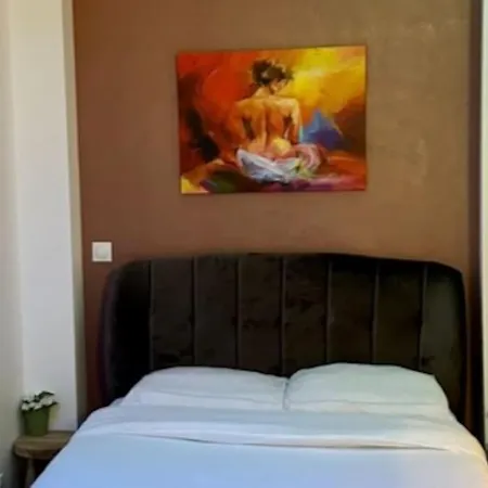 Colline, La Jacuzzi Cinema Prive Apartament