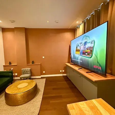 Apartment Colline, La Jacuzzi Cinema Prive