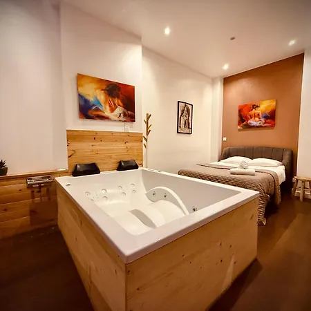 Colline, La Jacuzzi Cinema Prive Apartment *
