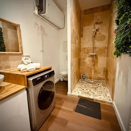 Nancy-Place, Colline, La Suite Jacuzzi, Cinema, Clim Νανσύ