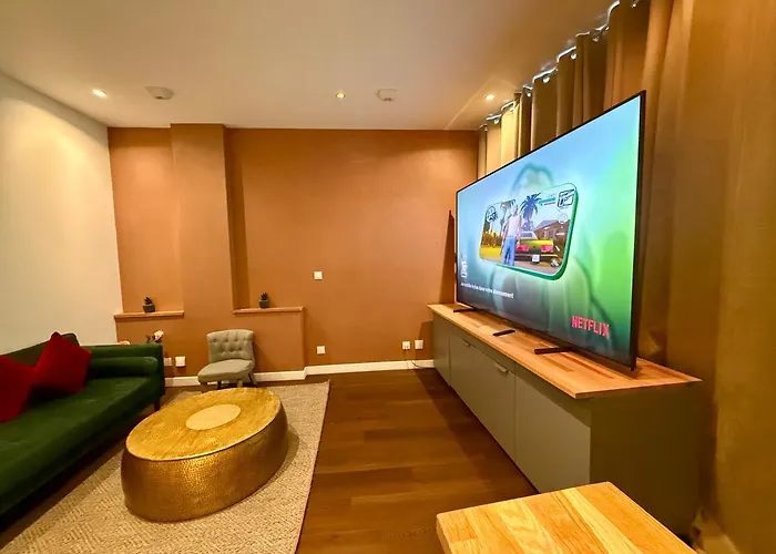 Apartment Colline, La Jacuzzi Cinema Prive