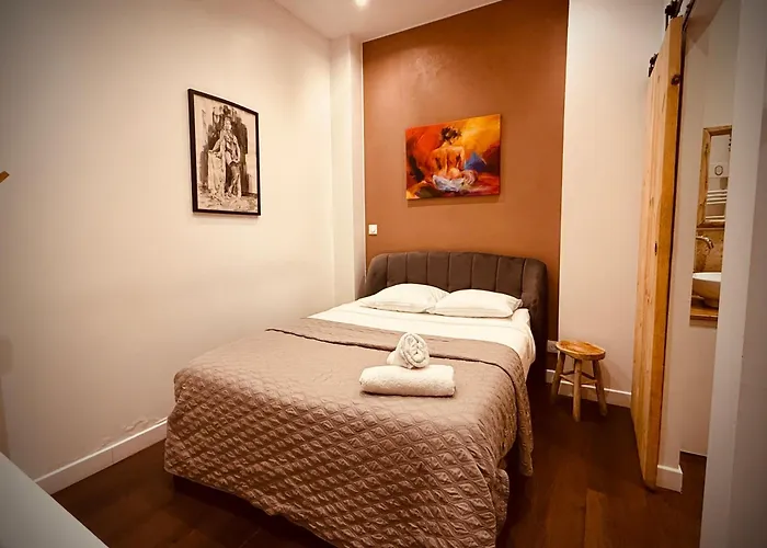 Colline, La Jacuzzi Cinema Prive Apartment