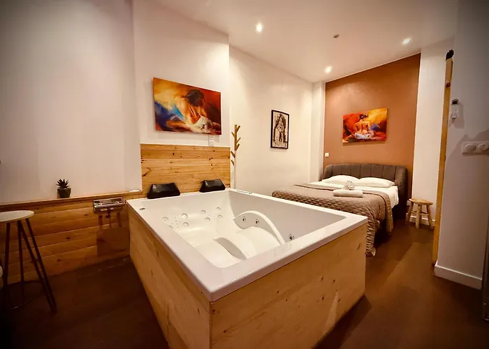 Colline, La Jacuzzi Cinema Prive Apartment *